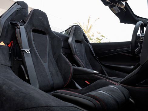 Used 2027 McLaren 750S Spider RWD image 50