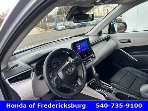 Used 2025 Toyota Corolla Cross L image 28