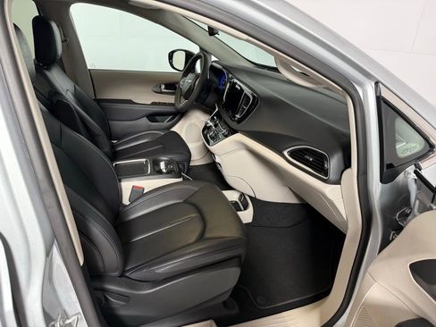 Certified 2024 Chrysler Pacifica Touring-L image 16