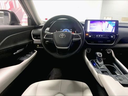 Used 2025 Toyota Grand Highlander AWD image 12