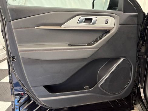 Used 2025 Ford Explorer Active AWD/4WD image 17