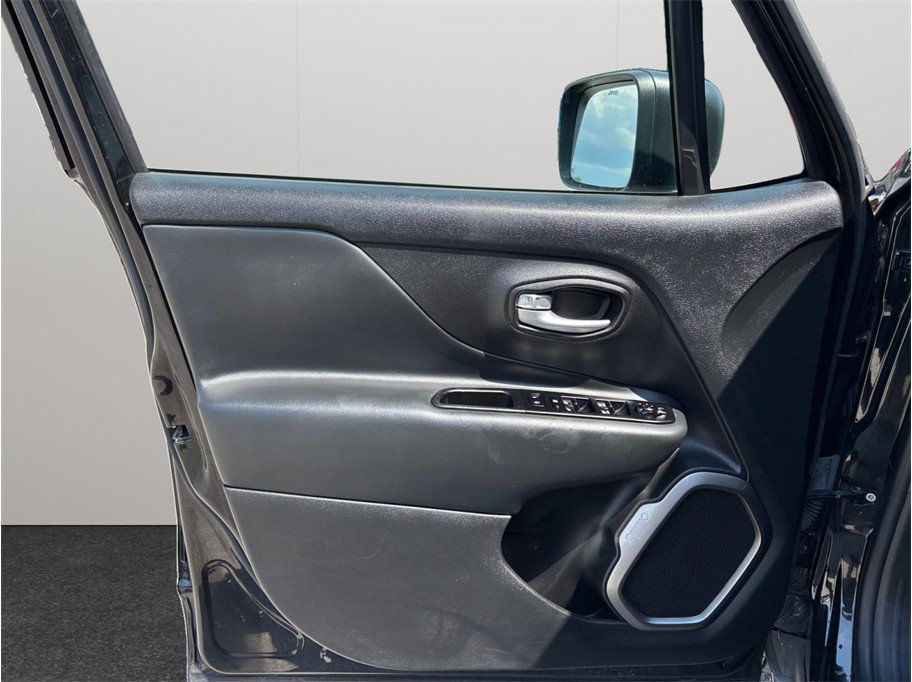 Used 2023 Jeep Renegade Latitude AWD/4WD image 18