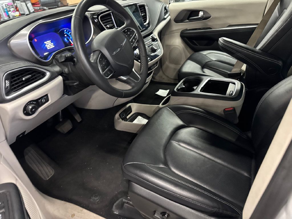 Used 2024 Chrysler Pacifica Limited FWD image 8