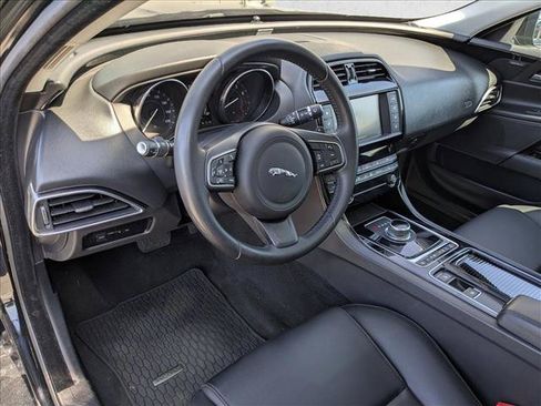 Used 2018 Jaguar XE Premium RWD image 10