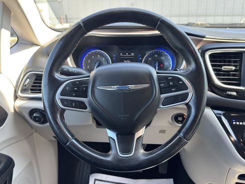 Used 2018 Chrysler Pacifica Touring-L FWD image 19