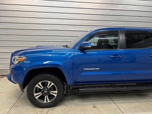 Used 2018 Toyota Tacoma TRD Sport image 3
