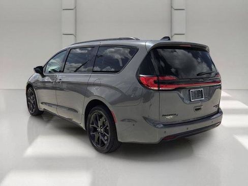 Used 2023 Chrysler Pacifica Limited w/ S Appearance Package AWD/4WD image 3