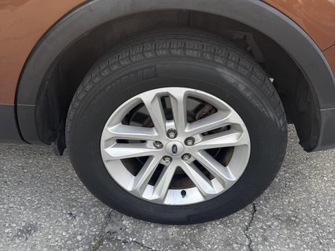 Used 2017 Ford Explorer XLT w/ Equipment Group 202A image 5