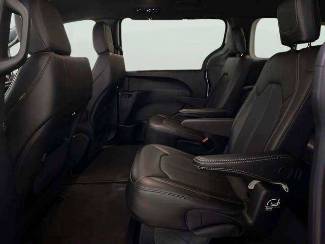 Used 2025 Chrysler Pacifica Select FWD image 20