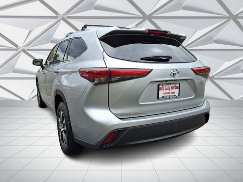 Used 2021 Toyota Highlander XLE AWD/4WD image 8