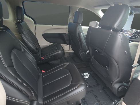 Used 2023 Chrysler Pacifica Touring-L FWD image 13