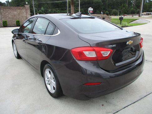 Used 2017 Chevrolet Cruze LT w/ Convenience Package FWD image 4