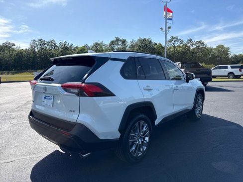 Used 2022 Toyota RAV4 XLE Premium image 3