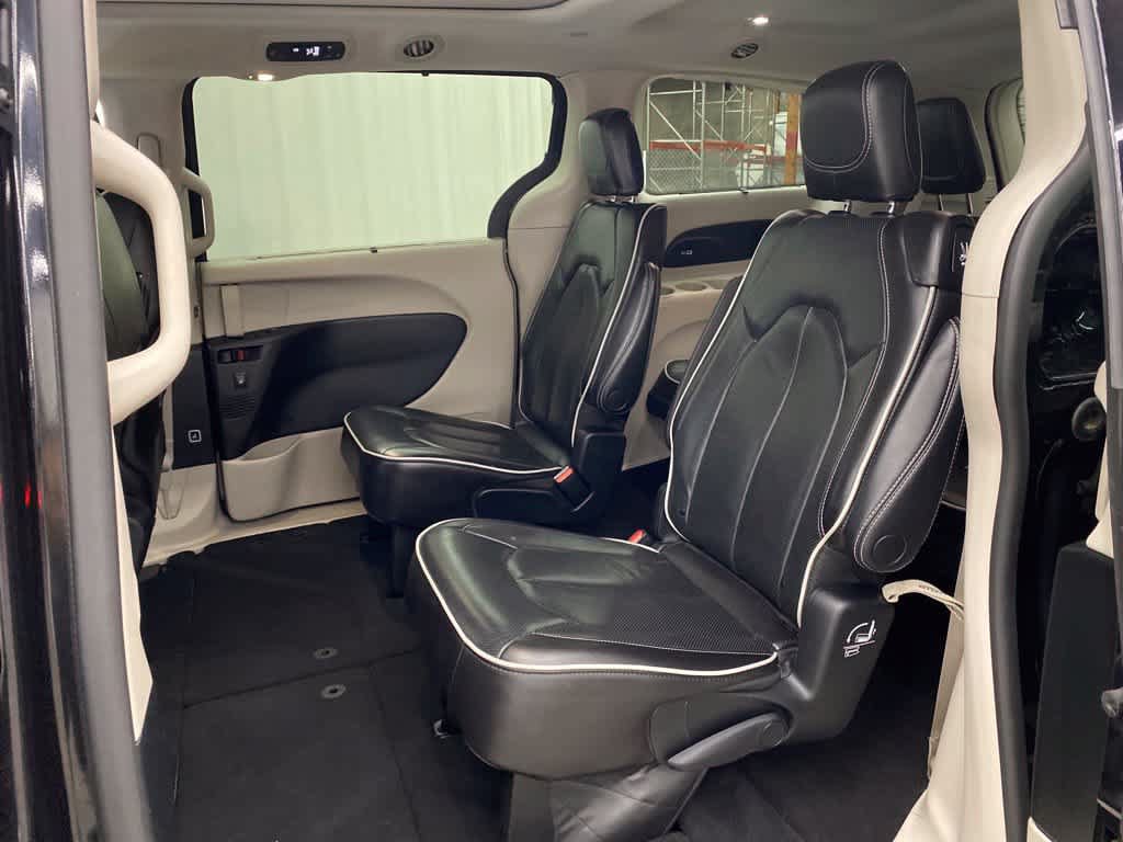Used 2023 Chrysler Pacifica Limited FWD image 16