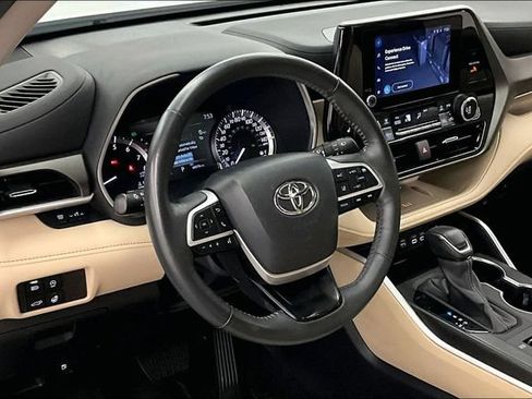 Used 2024 Toyota Highlander XLE AWD/4WD image 16