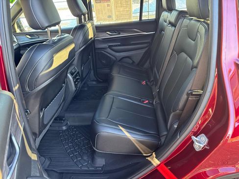 Used 2024 Jeep Grand Cherokee Limited image 13