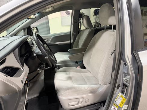 Used 2015 Toyota Sienna LE image 19