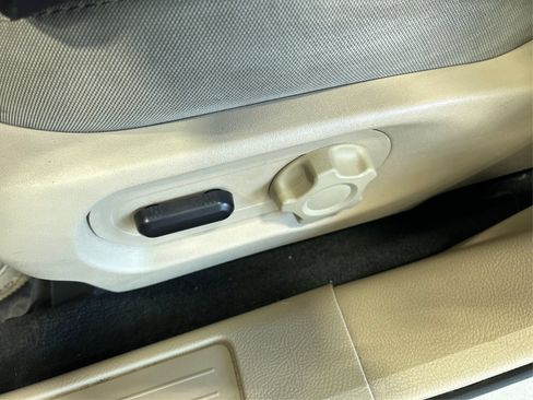 Used 2016 Ford Taurus SEL FWD image 16