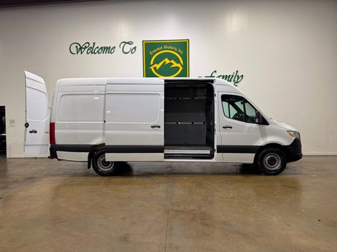 Used 2021 Mercedes-Benz Sprinter 2500 image 9