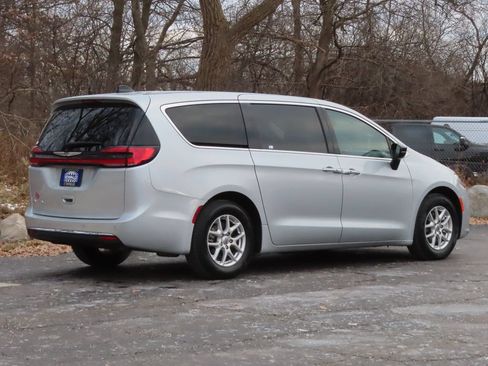 Certified 2024 Chrysler Pacifica Touring-L FWD image 3