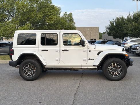 Used 2025 Jeep Wrangler Unlimited Sahara AWD/4WD image 2