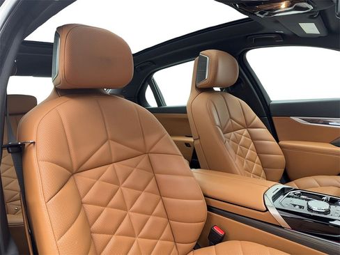 Used 2023 BMW 740i image 51