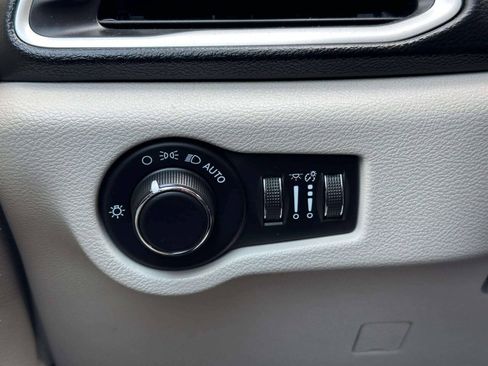 Used 2022 Chrysler Voyager LX FWD image 33