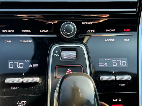 Used 2018 Porsche Panamera 4 image 27