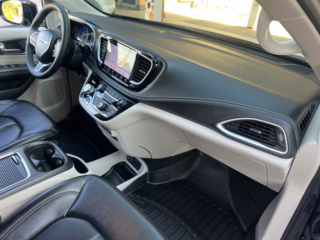 Used 2024 Chrysler Pacifica Touring-L FWD image 20