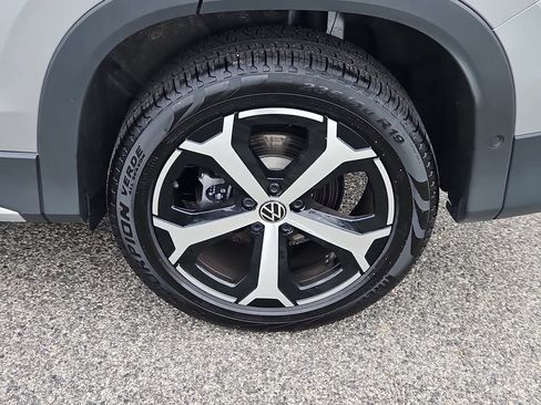 Used 2026 Volkswagen Tiguan SE AWD/4WD image 8
