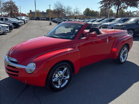 Used 2005 Chevrolet SSR w/ Preferred Equipment Group image 3