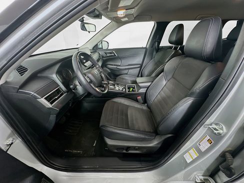 Used 2023 Mitsubishi Outlander SE image 13