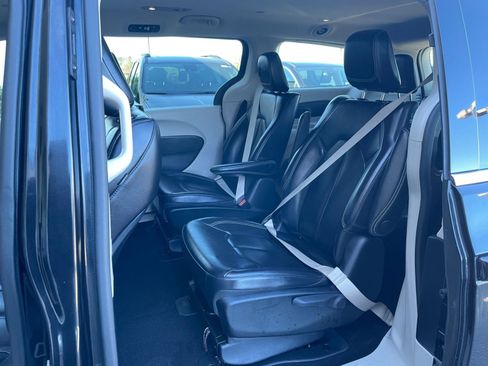 Used 2023 Chrysler Pacifica Touring-L image 40