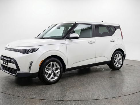 Used 2025 Kia Soul LX w/ LX Technology Package FWD image 3