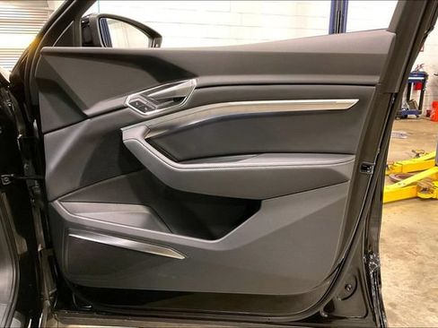 Certified 2023 Audi e-tron Premium Plus w/ Premium Plus Package AWD/4WD image 24