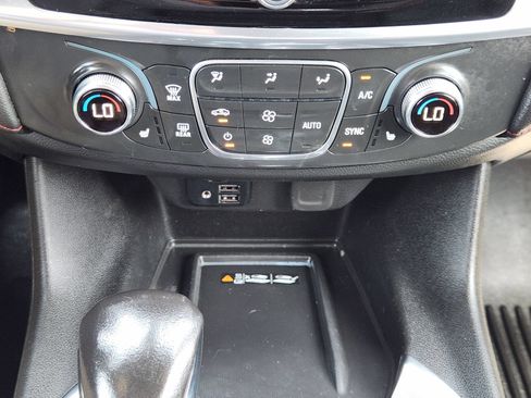 Used 2022 Chevrolet Traverse RS FWD image 20