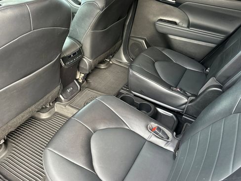 Used 2022 Toyota Highlander XLE image 12