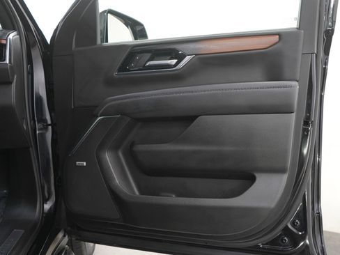 Used 2025 GMC Yukon XL Denali AWD/4WD image 9