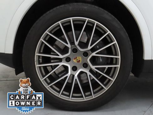 Used 2023 Porsche Cayenne Platinum Edition image 27