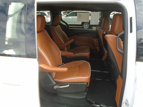 Certified 2024 Chrysler Pacifica Pinnacle image 9