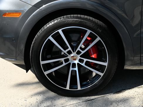 Used 2025 Porsche Cayenne S AWD/4WD image 9