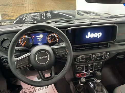 Used 2025 Jeep Wrangler Unlimited Rubicon AWD/4WD image 3