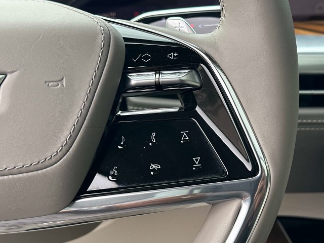 Used 2026 Cadillac Escalade Platinum Luxury AWD/4WD image 6