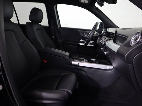 Used 2025 Mercedes-Benz GLB 250 4MATIC image 10