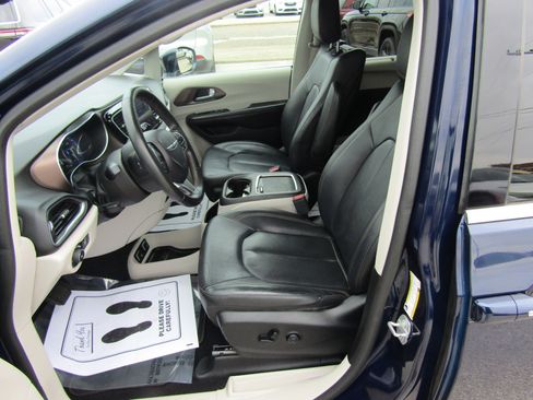 Used 2019 Chrysler Pacifica Touring-L Plus w/ Advanced Safetytec Group image 13