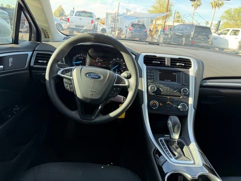 Used 2014 Ford Fusion SE FWD image 25