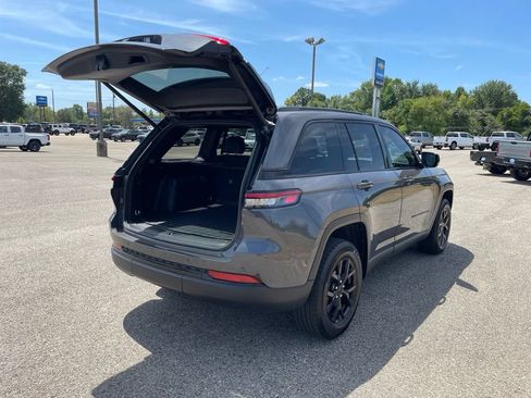 Used 2025 Jeep Grand Cherokee Altitude AWD/4WD image 38