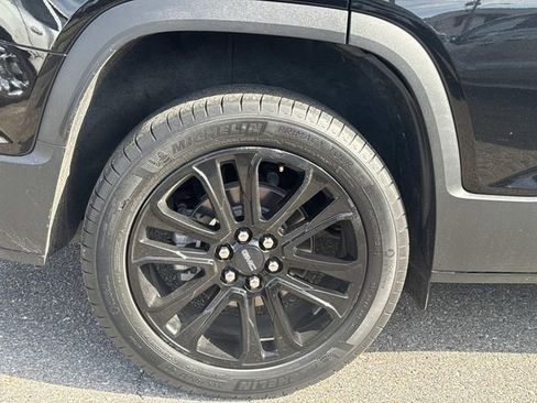 Used 2023 GMC Acadia SLE w/ Elevation Edition image 5