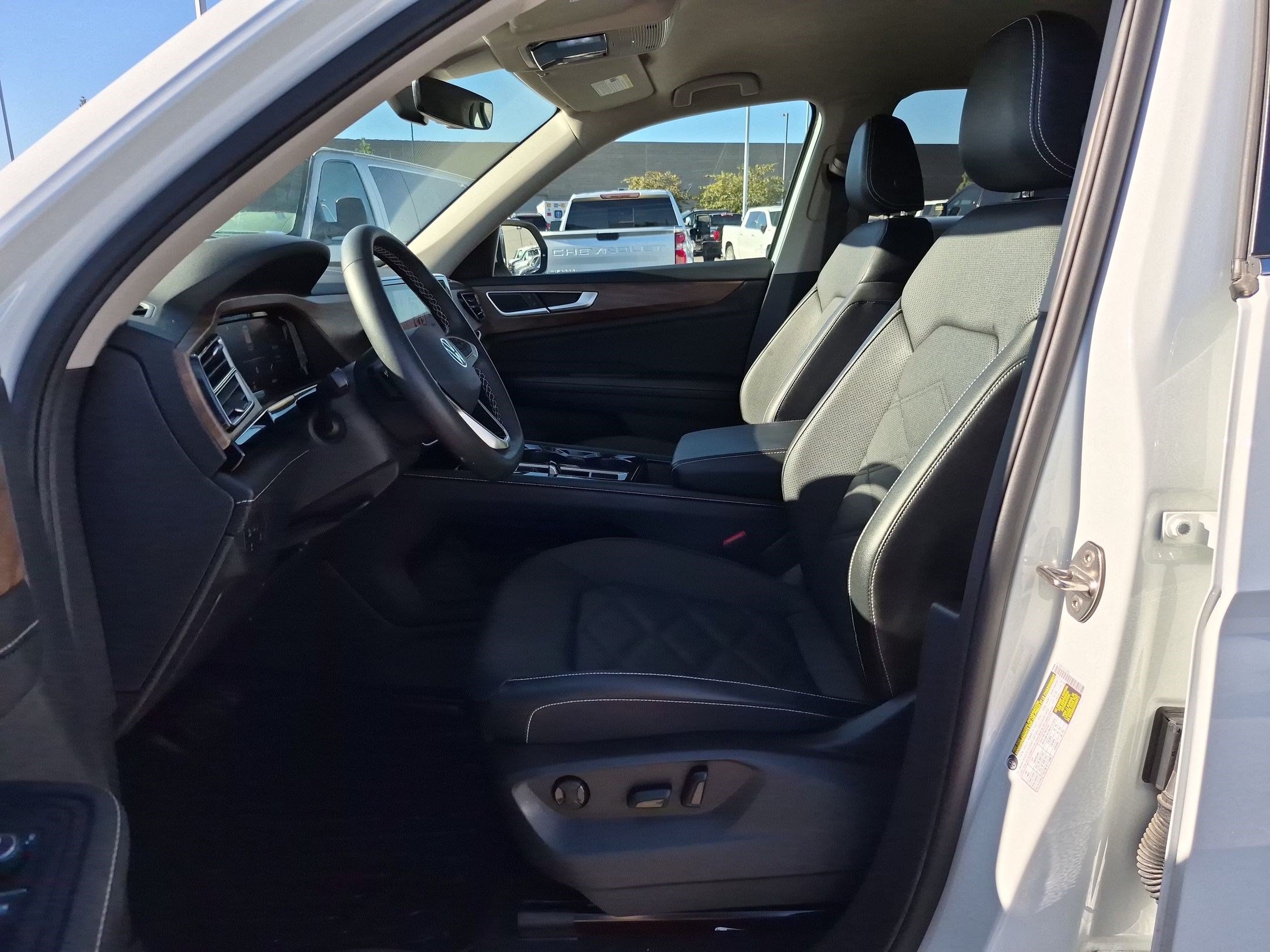 Used 2024 Volkswagen Atlas SE AWD/4WD image 15