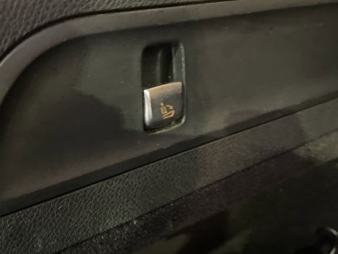 Used 2021 Mercedes-Benz GLC 300 4MATIC image 11